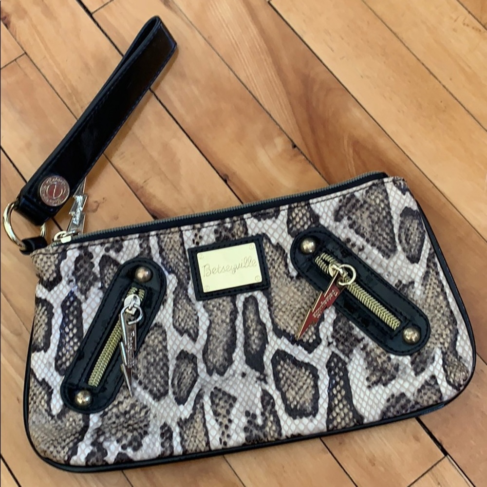 Betseyville wristlet